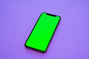 iPhone, telefon smartphone, mor arka planda yeşil ekran