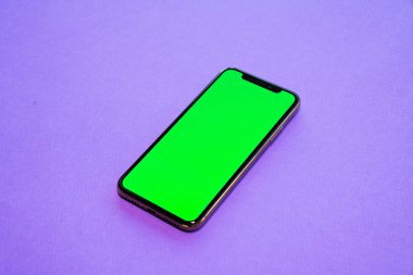 iPhone, telefon smartphone, mor arka planda yeşil ekran