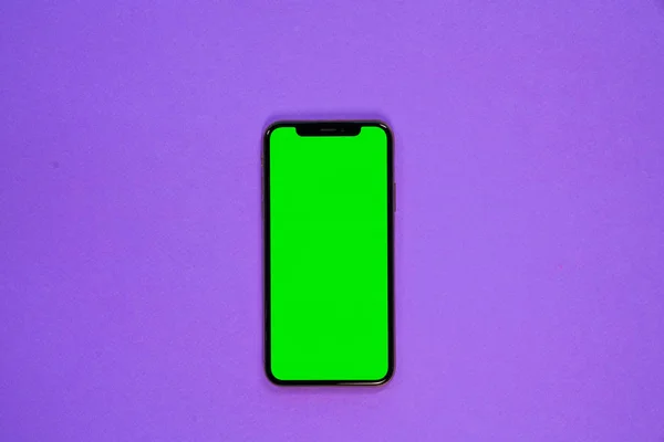 Iphone Telefon Smartphone Zelená Obrazovka Fialovém Pozadí — Stock fotografie