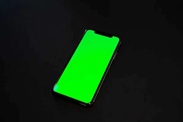 Iphone Smartphone Telefone Tela Verde Fundo Preto — Fotografia de Stock