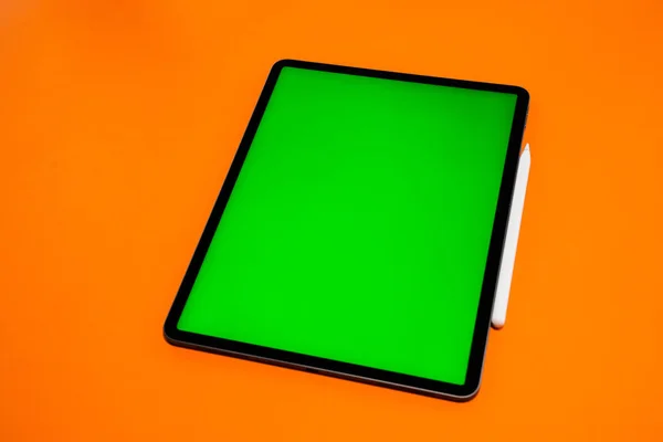 Ipad Iphone Nieuwe Tablet Een Oranje Achtergrond Met Een Pen — Stockfoto