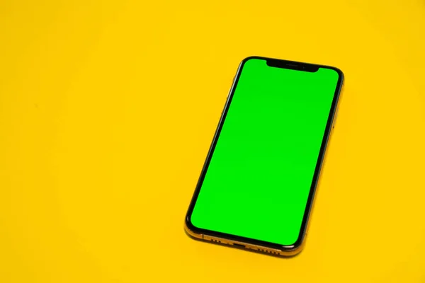 iPhone XS, telefon smartphone, sarı arka planda yeşil ekran