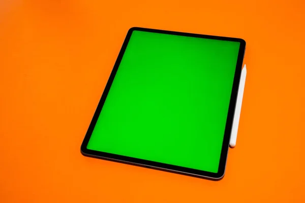 Ipad Iphone Tabletta Narancssárga Háttérrel Tollal Zöld Képernyő Felső Nézet — Stock Fotó