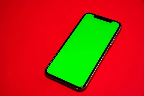 Iphone Смартфон Зеленый Экран Красном Фоне — стоковое фото