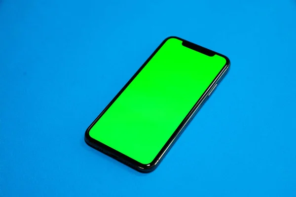 Телефон Смартфон Зеленый Экран Голубом Фоне Вид Сверху — стоковое фото