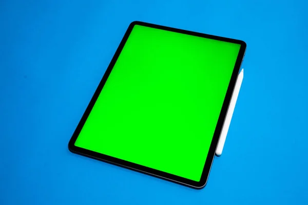Ipad Iphone Новая Табличка Синем Фоне Ручкой Зеленый Вид Сверху — стоковое фото
