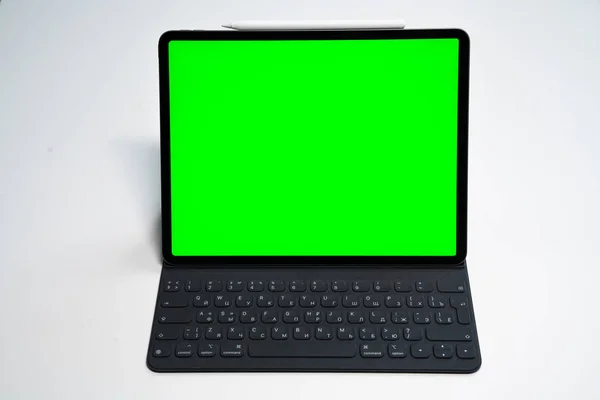 iPad ve iPhone, beyaz arka planda bir kalem ile yeni tablet ve yeşil ekran üst görünümü