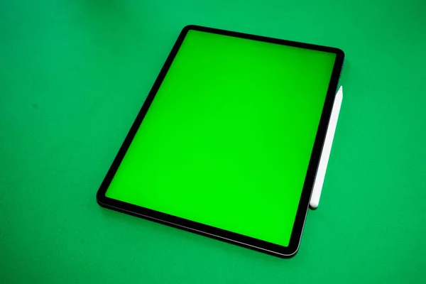 Zařízení Ipad Iphone Nový Tablet Zeleném Pozadí Perem Zelený Pohled Royalty Free Stock Obrázky