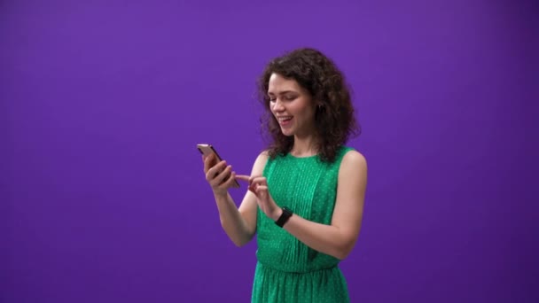 Curly Girl Plays Games Iphone 11Pro Hand Purple Background — Stock Video