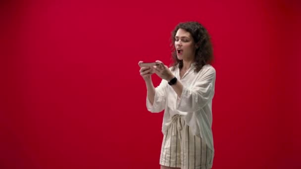 Σγουρά Κορίτσι Παίζει Παιχνίδια Ένα Iphone 11Pro Ένα Χέρι Ένα — Αρχείο Βίντεο