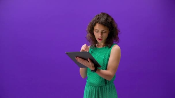 Menina Encaracolado Joga Jogos Iphone 11Pro Uma Mão Fundo Roxo — Vídeo de Stock