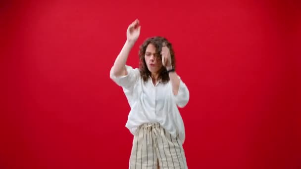 Кудрявая Девушка Танцует Iphone 11Pro Руке Красном Фоне — стоковое видео