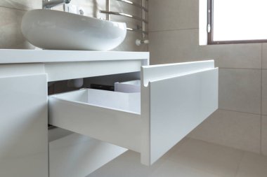 U şeklinde çekmece açıldı bir banyo mobilya, beyaz parlak açık, elleri tasarım.