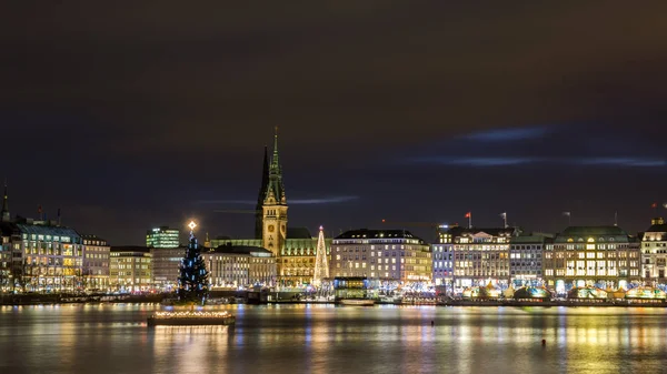 Hamburg, Almanya Noel. Alster Gölü, Hamburg Rathaus görünümüne ve göl merkezinde kurulu bir Noel ağacı dekore edilmiş şehir merkezinin panoramik görünümü. Atmosfer yeni yıl.