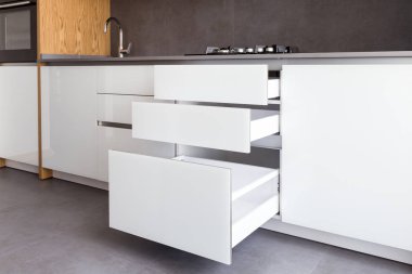 Açılan mutfak çekmece, Mutfak ahşap elemanları, gri tezgah ve backsplash ile modern loft tarzında.