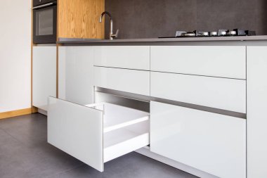 Açılan mutfak çekmece, Mutfak ahşap elemanları, gri tezgah ve backsplash ile modern loft tarzında.