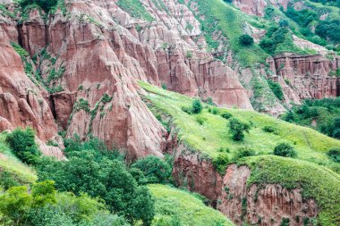 Kırmızı uçurumun (Rapa Rosie) jeolojik Rezerv içinde Karpat Dağları Cappadocia için benzer. Kaya oluşumları alışılmadık şekillerde erozyon paslar oluşur. Transilvanya, Sebes, Romanya.