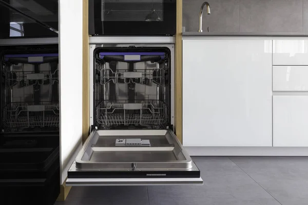 Відкрила Нову Порожню Посудомийну Машину Сучасній Кухні Білих Сірих Кольорах — стокове фото