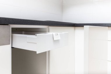 Mutfak çekmece ile çöp kutusu için yüksek ön ve çeşitli eşyalar ve diğer küçük nesneler için içinde iç çekmece açıldı