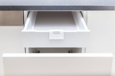 Mutfak çekmece ve çeşitli eşyalar ve diğer küçük nesneler için içinde iç çekmece açıldı