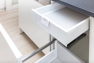 Mutfak çekmece ile çöp kutusu için yüksek ön ve çeşitli eşyalar ve diğer küçük nesneler için içinde iç çekmece açıldı