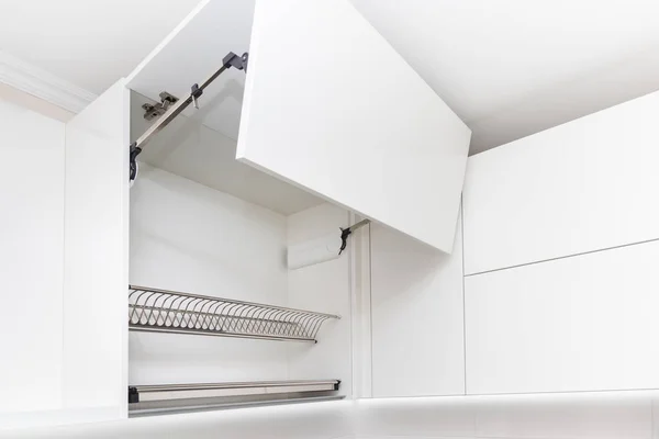 Keukenkast Met Geopende Fronten Met Schotel Houder Rekken Binnen Lift — Stockfoto