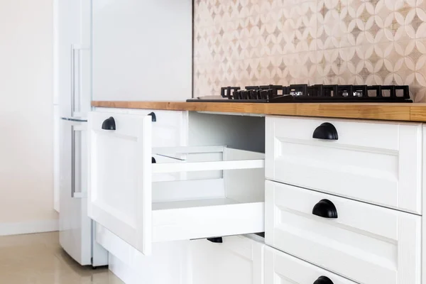 Открыт Кухонный Ящик Кухня Традиционном Стиле Деревянным Белым Фасадом Черными — стоковое фото