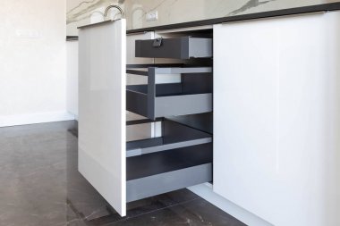 İçinde yüksek ön ve iç çekmeceli açık mutfak çekmecesi