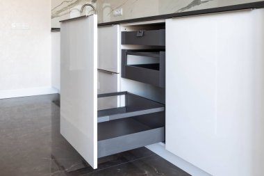 İçinde yüksek ön ve iç çekmeceli açık mutfak çekmecesi