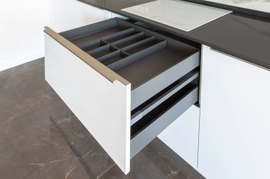 Çatal bıçak tepsisi ile açılmış mutfak çekmecesi. İki çekmece yüksek ön arkasında saklanacak. Akıllı depolama çözümü. 