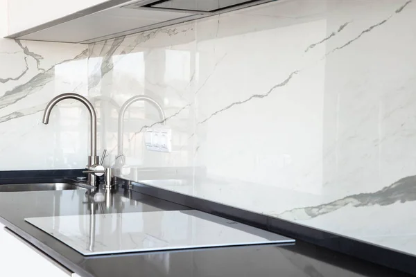 Close White Glossy Kitchen Black Quartz Countertop Marble Tile Backsplash — Stock Photo, Image