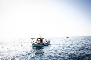 Denizde giden bir tekne.