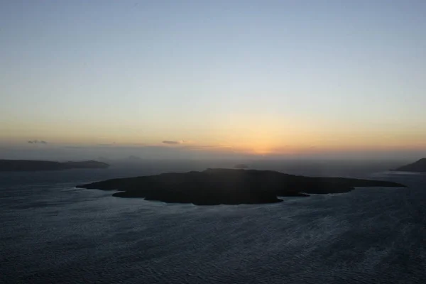 Panoramik manzaralı sakin deniz su üzerinde altın günbatımı