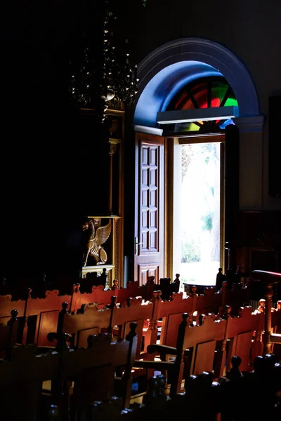 kilise kapısına ışık açın