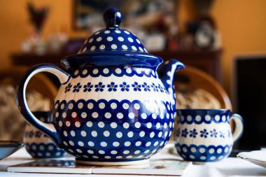 Boleslawiec 'te el yapımı çömlek üretimi