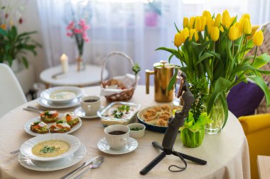 Geleneksel yemekli bayramlık Paskalya sofrası. Polonya 'da Paskalya kahvaltısı. Hristiyan geleneği İsa 'nın dirilişinin anısına.