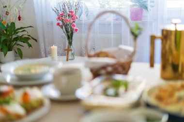 Geleneksel yemekli bayramlık Paskalya sofrası. Polonya 'da Paskalya kahvaltısı. Hristiyan geleneği İsa 'nın dirilişinin anısına.