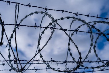 Hapishane dikenli teli. Hapishane çiti. Suçlar için katı ceza