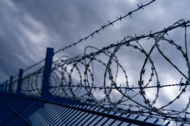 Hapishane dikenli teli. Hapishane çiti. Suçlar için katı ceza