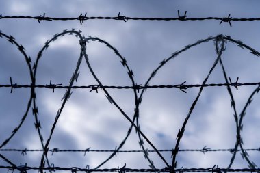 Hapishane dikenli teli. Hapishane çiti. Suçlar için katı ceza