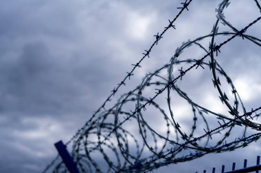 Hapishane dikenli teli. Hapishane çiti. Suçlar için katı ceza