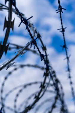 Hapishane dikenli teli. Hapishane çiti. Suçlar için katı ceza