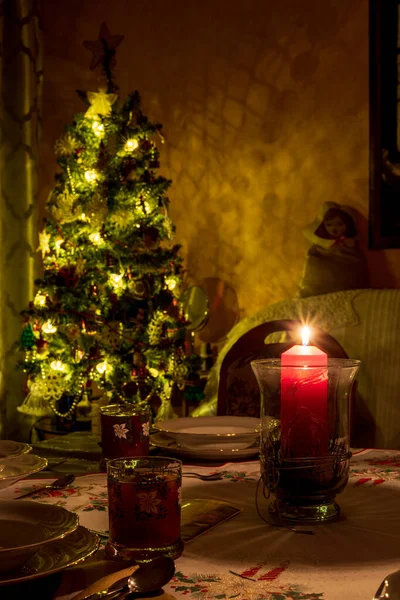 Klasik karanlık odada altın renkli Noel ağacı. Büyüleyici bir atmosfer.