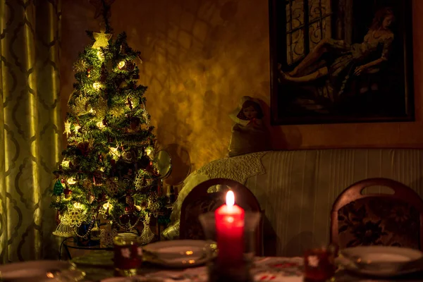 Christmas Tree Gold Colors Classic Dark Room Magical Atmosphere — Stock Photo, Image