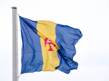 Rüzgarda dalgalanan Madeira bayrağı