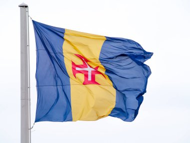 Rüzgarda dalgalanan Madeira bayrağı