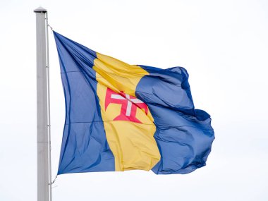 Rüzgarda dalgalanan Madeira bayrağı