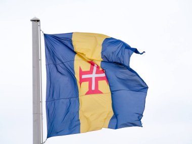 Rüzgarda dalgalanan Madeira bayrağı