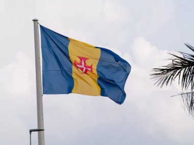 Rüzgarda dalgalanan Madeira bayrağı