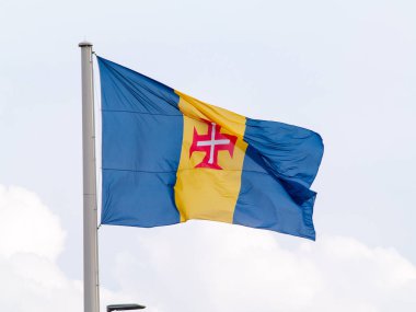 Rüzgarda dalgalanan Madeira bayrağı